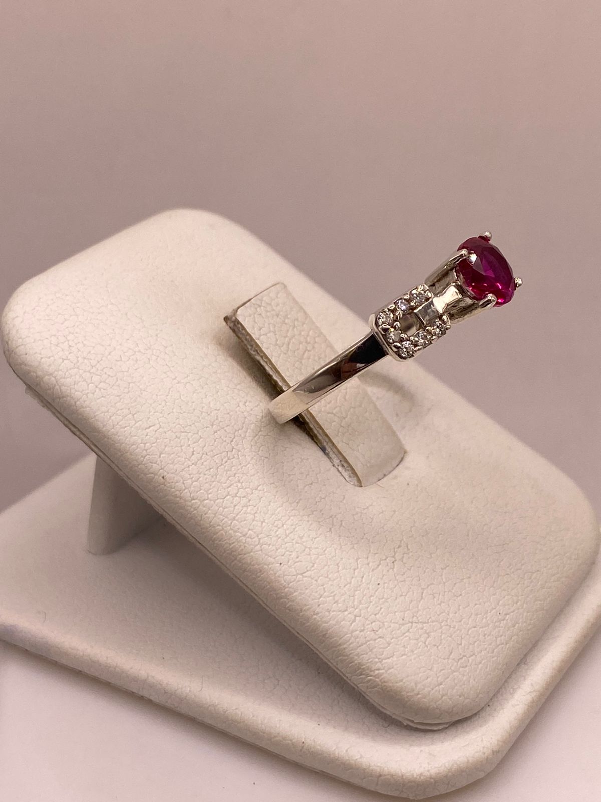Anillo de Plata Ley 925 con Zirconia Rosa Diseño Elegante, vista lateral