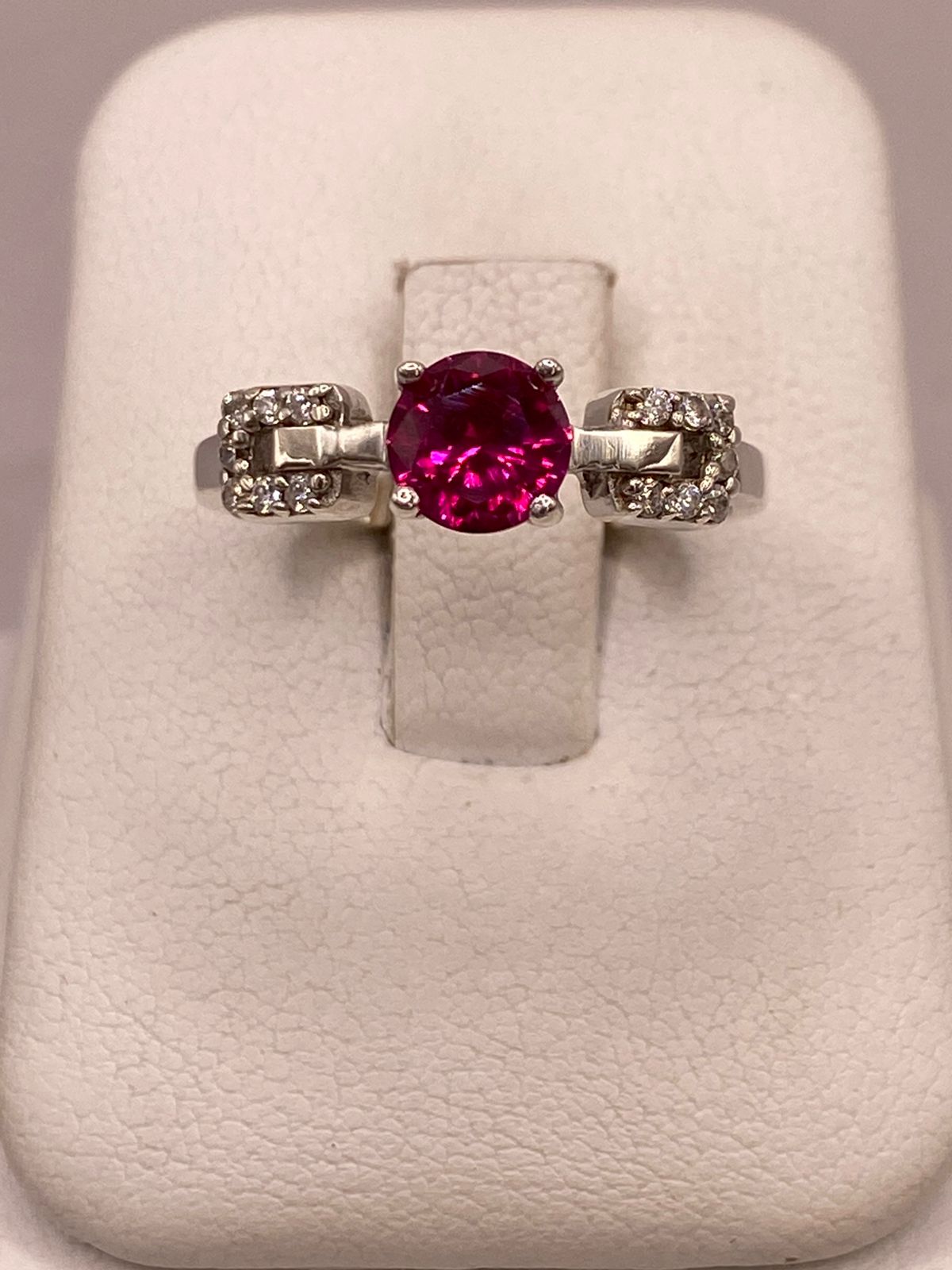Anillo de Plata Ley 925 con Zirconia Rosa Diseño Elegante, vista de detalle