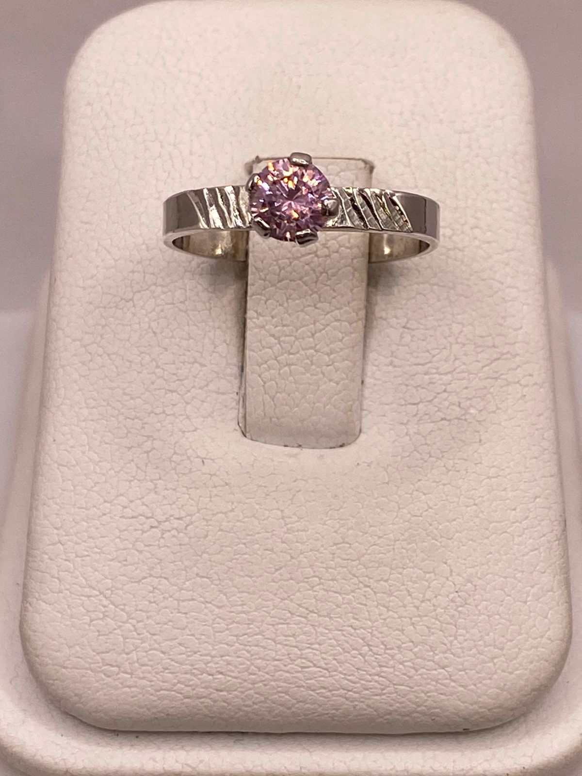 Anillo de Plata Ley 925 con Zirconia Rosa Redonda — ángulo diagonal