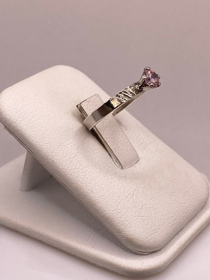Anillo de Plata Ley 925 con Zirconia Rosa Redonda, vista lateral