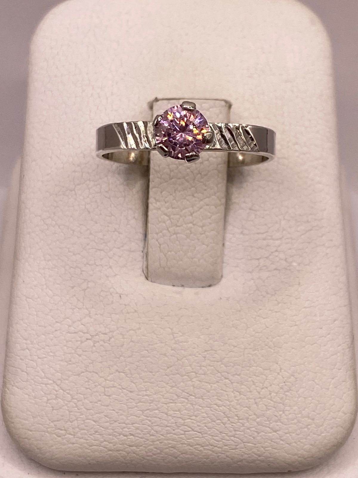 Anillo de Plata Ley 925 con Zirconia Rosa Redonda, vista frontal