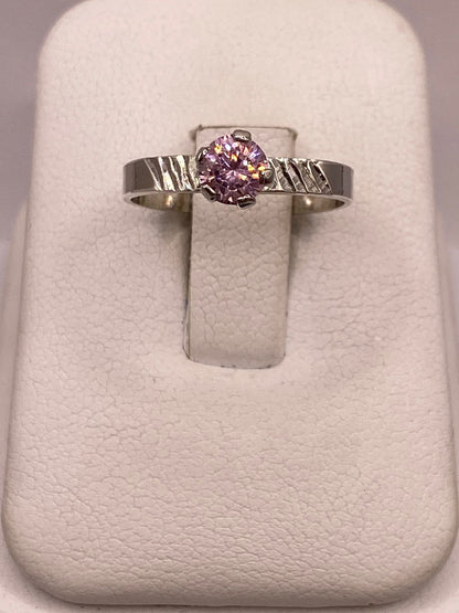 Anillo de Plata Ley 925 con Zirconia Rosa Redonda, vista frontal