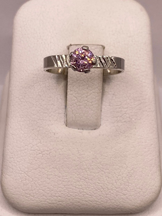 Anillo de Plata Ley 925 con Zirconia Rosa Redonda, vista frontal