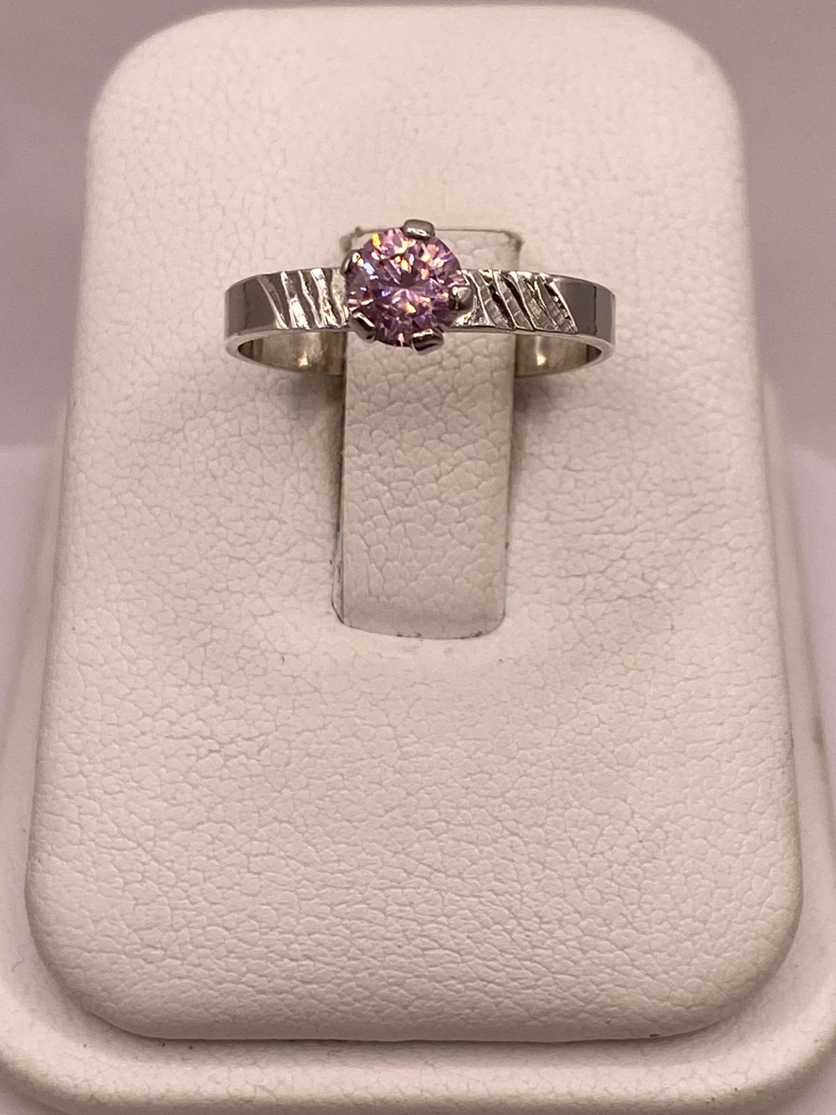 Anillo de Plata Ley 925 con Zirconia Rosa Redonda, vista de detalle