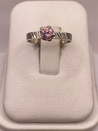 Anillo de Plata Ley 925 con Zirconia Rosa Redonda, vista de detalle