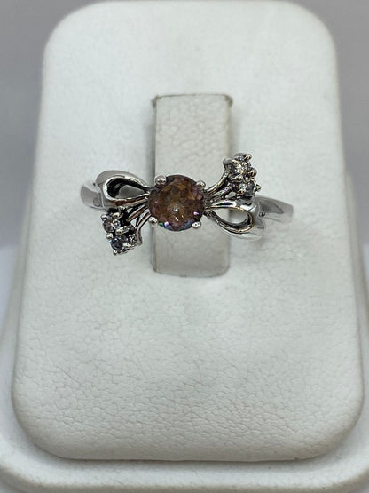 Anillo de Plata Ley 925 con Zirconia Tornasol y Detalles Laterales, vista de detalle