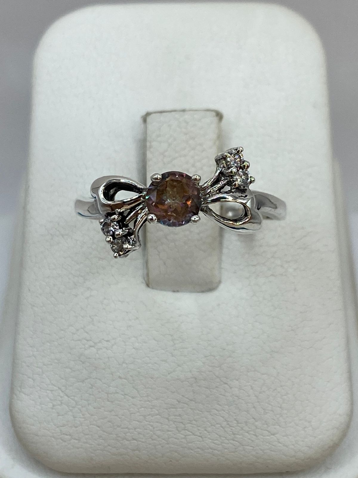 Anillo de Plata Ley 925 con Zirconia Tornasol y Detalles Laterales — imagen 10