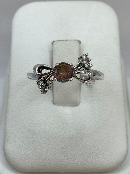 Anillo de Plata Ley 925 con Zirconia Tornasol y Detalles Laterales — imagen 10