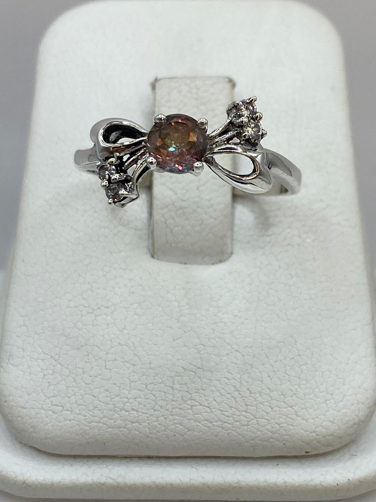 Anillo de Plata Ley 925 con Zirconia Tornasol y Detalles Laterales, vista superior