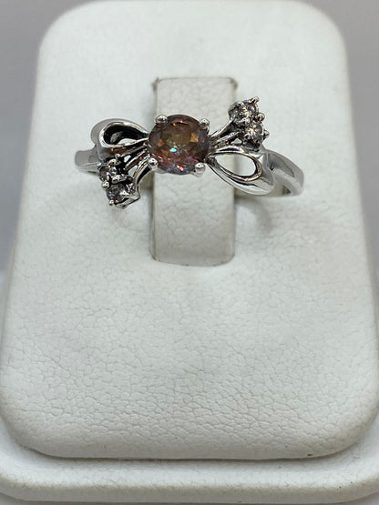 Anillo de Plata Ley 925 con Zirconia Tornasol y Detalles Laterales, vista superior