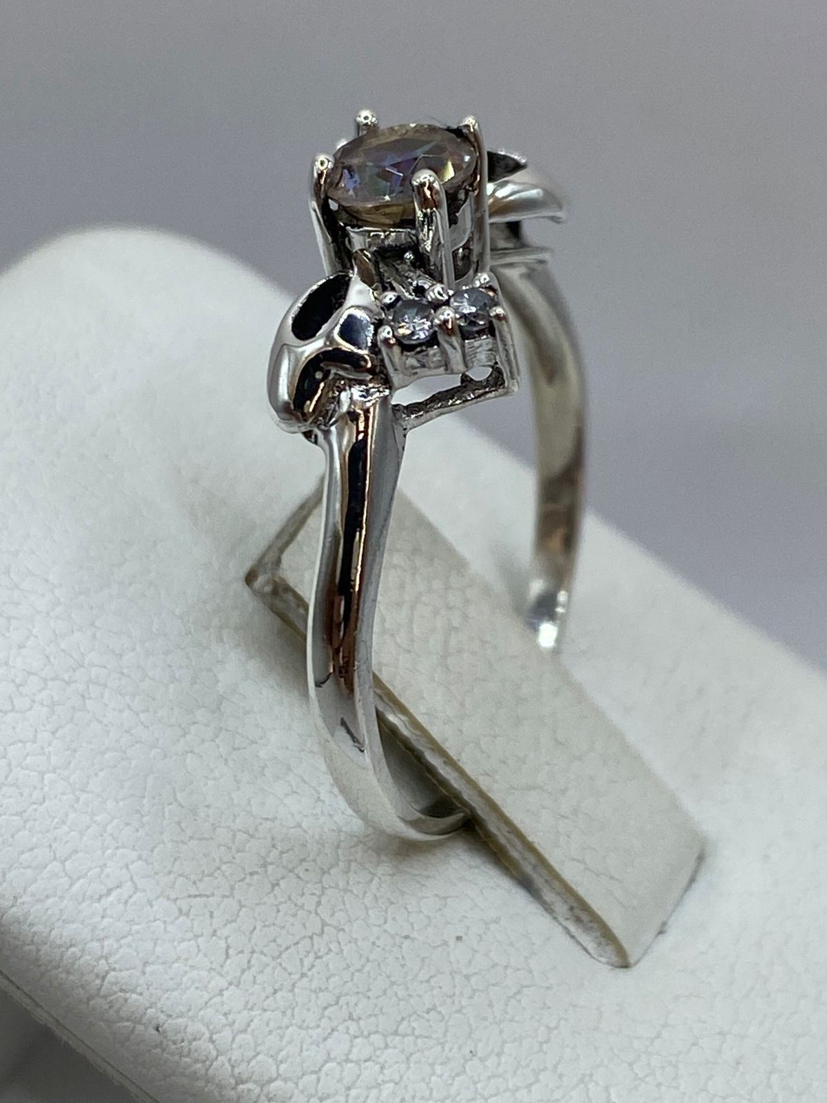 Anillo de Plata Ley 925 con Zirconia Tornasol y Detalles Laterales, vista posterior