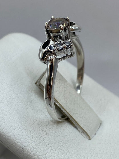 Anillo de Plata Ley 925 con Zirconia Tornasol y Detalles Laterales, vista posterior