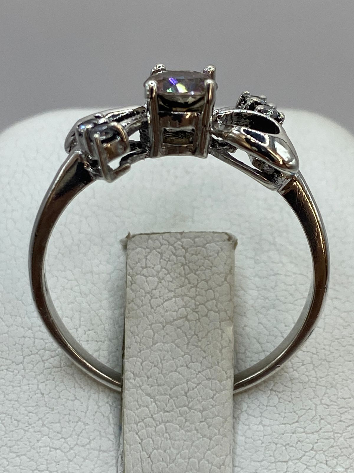 Anillo de Plata Ley 925 con Zirconia Tornasol y Detalles Laterales, vista frontal
