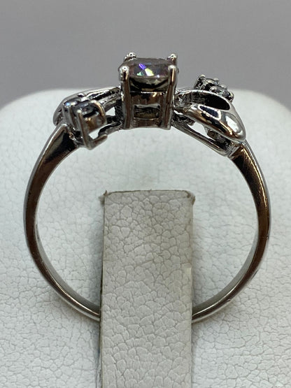 Anillo de Plata Ley 925 con Zirconia Tornasol y Detalles Laterales, vista frontal