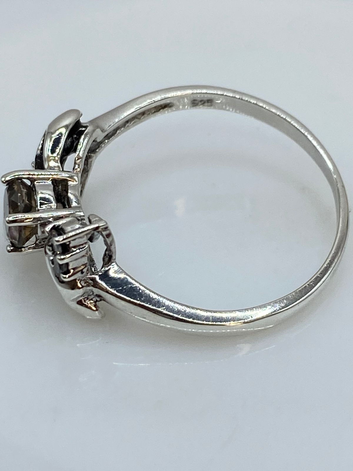 Anillo de Plata Ley 925 con Zirconia Tornasol y Detalles Laterales, sello de autenticidad Plata Ley .925