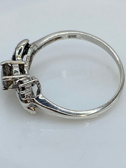 Anillo de Plata Ley 925 con Zirconia Tornasol y Detalles Laterales, sello de autenticidad Plata Ley .925