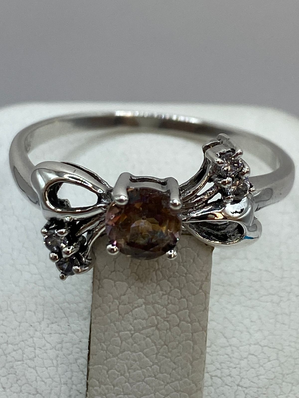 Anillo de Plata Ley 925 con Zirconia Tornasol y Detalles Laterales