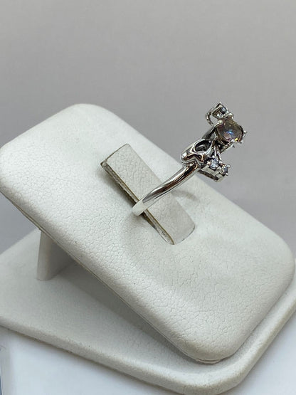 Anillo de Plata Ley 925 con Zirconia Tornasol y Detalles Laterales, vista lateral