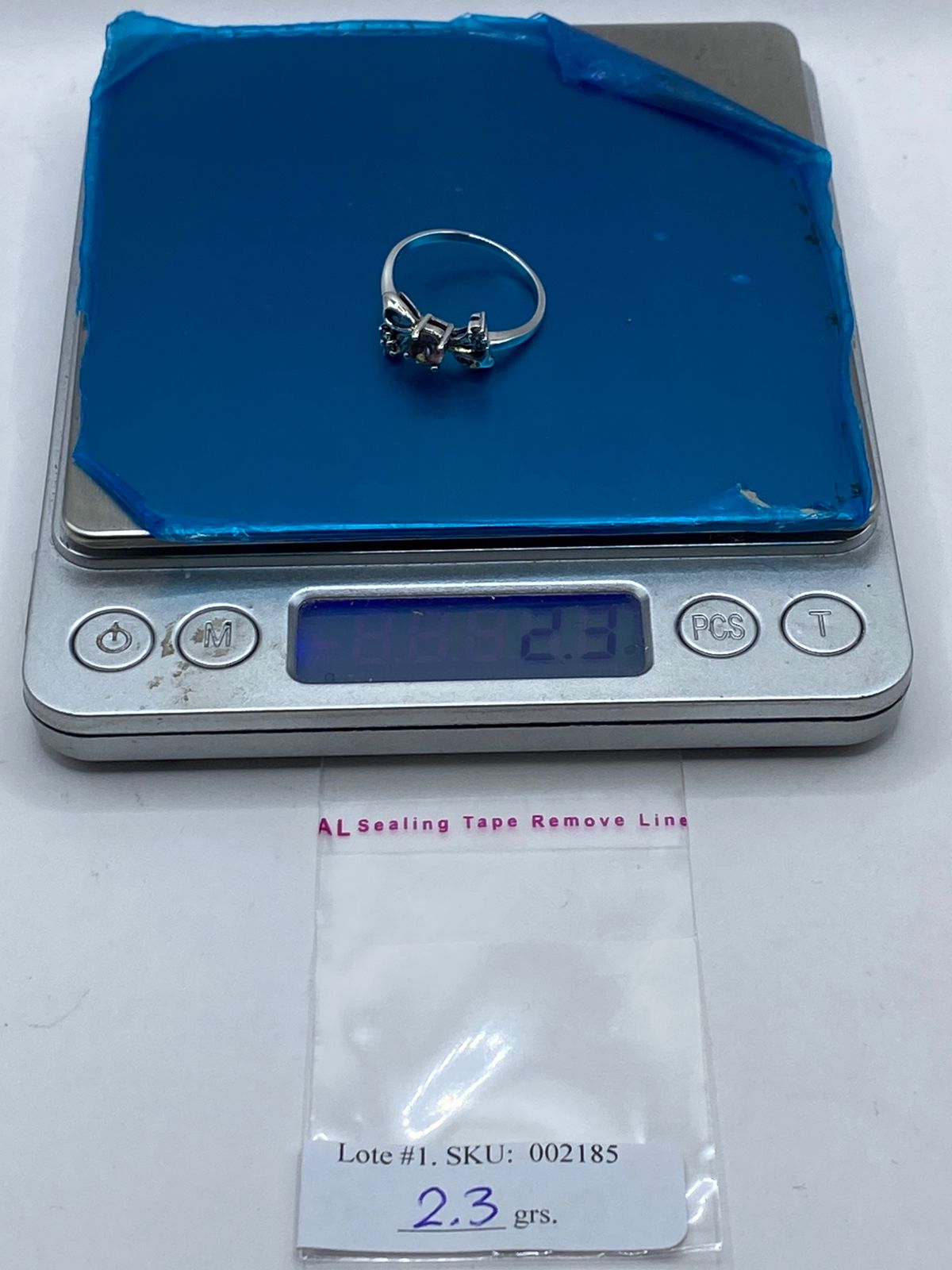 Anillo de Plata Ley 925 con Zirconia Tornasol y Detalles Laterales, peso en gramos (báscula)