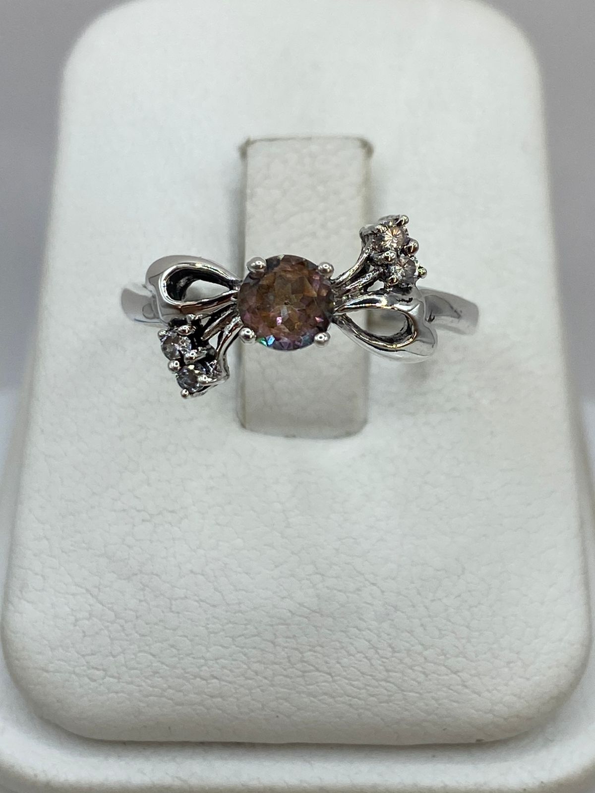Anillo de Plata Ley 925 con Zirconia Tornasol y Detalles Laterales, vista frontal