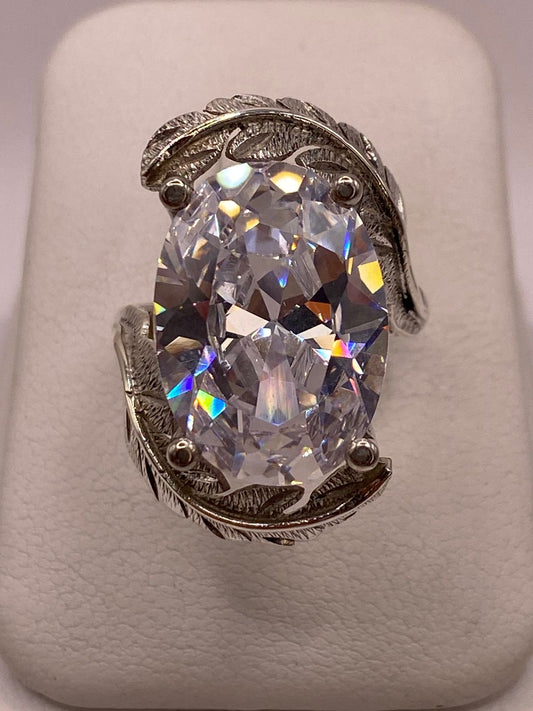 Anillo de Plata Ley 925 con Zirconia Transparente Ovalada y Diseño de Hojas — detalle de acabado