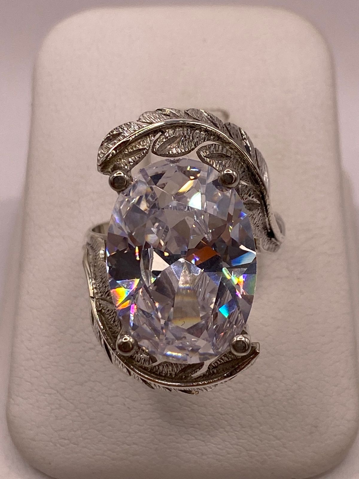 Anillo de Plata Ley 925 con Zirconia Transparente Ovalada y Diseño de Hojas, vista frontal
