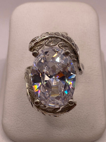 Anillo de Plata Ley 925 con Zirconia Transparente Ovalada y Diseño de Hojas, vista frontal