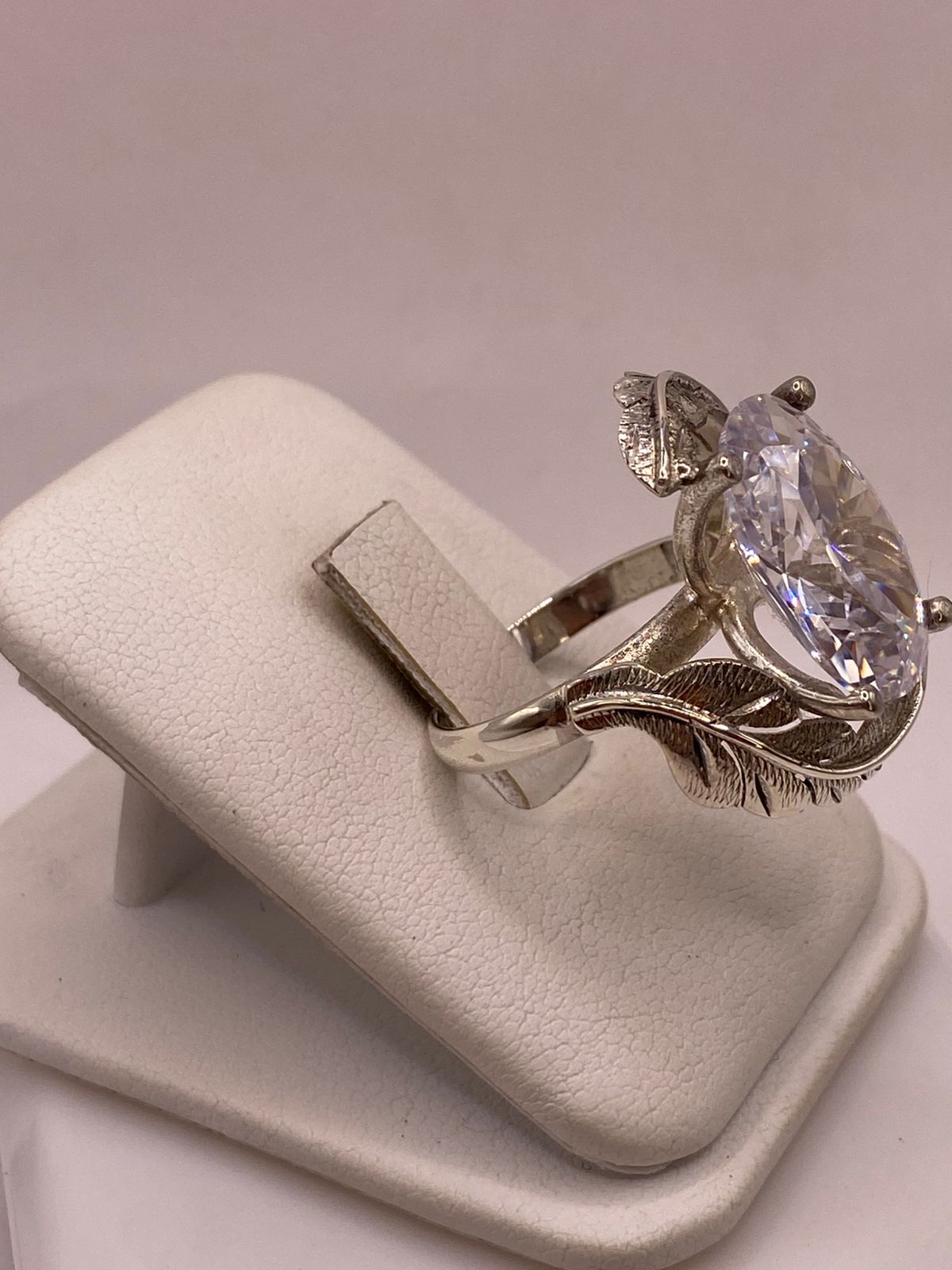 Anillo de Plata Ley 925 con Zirconia Transparente Ovalada y Diseño de Hojas, vista lateral