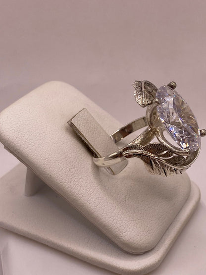 Anillo de Plata Ley 925 con Zirconia Transparente Ovalada y Diseño de Hojas, vista lateral