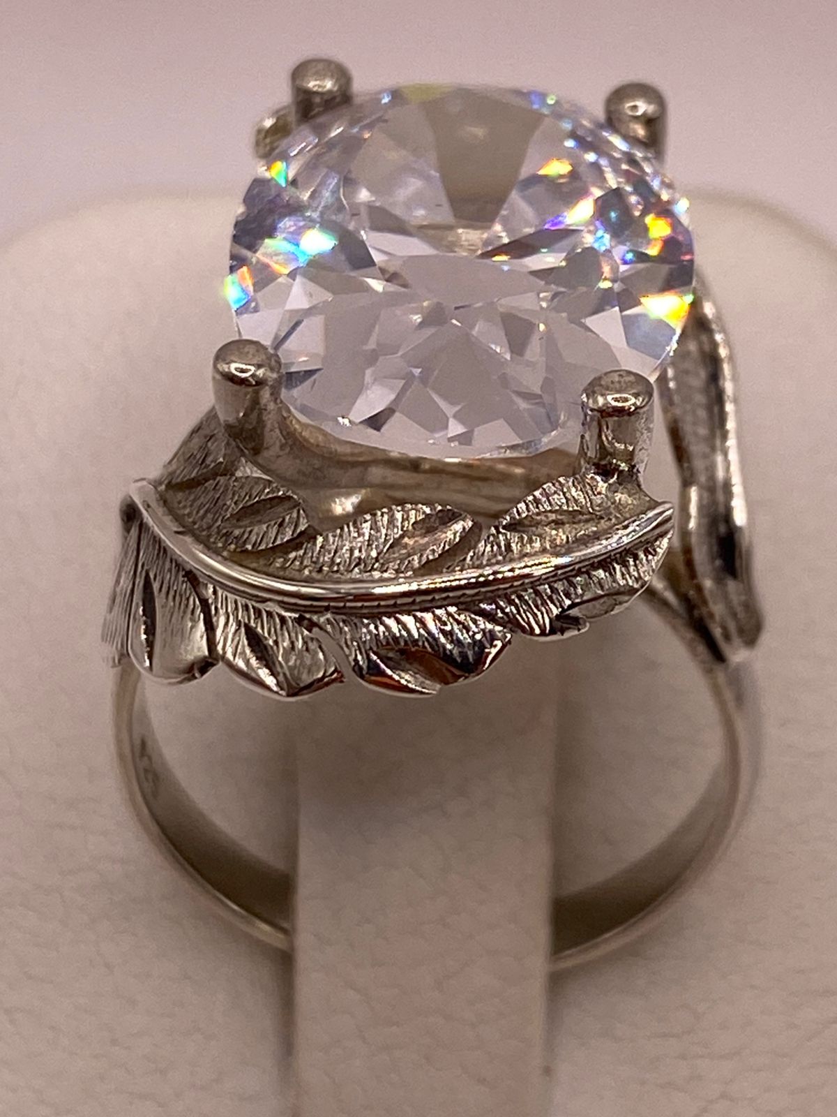 Anillo de Plata Ley 925 con Zirconia Transparente Ovalada y Diseño de Hojas, vista de detalle