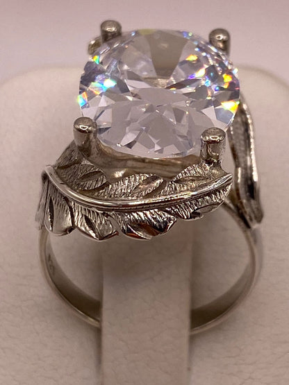 Anillo de Plata Ley 925 con Zirconia Transparente Ovalada y Diseño de Hojas, vista de detalle