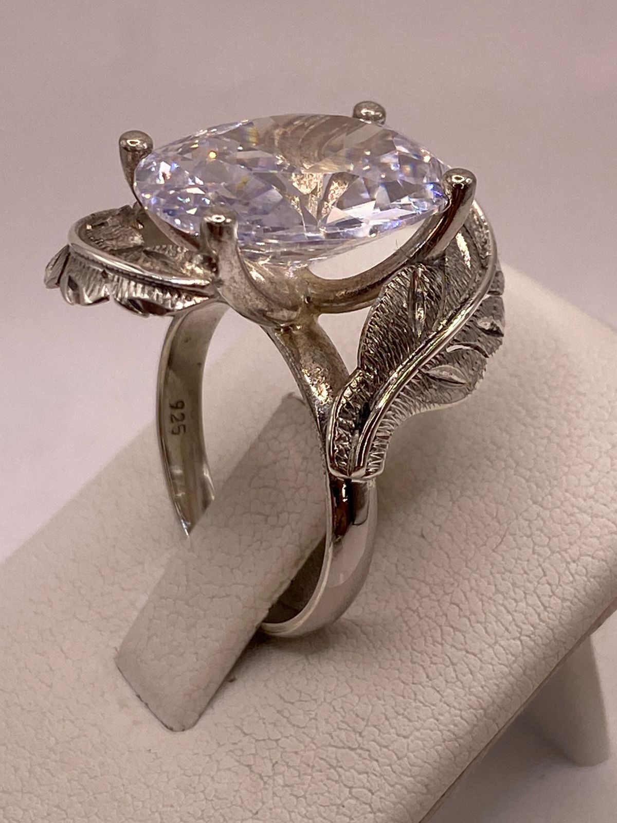 Anillo de Plata Ley 925 con Zirconia Transparente Ovalada y Diseño de Hojas, vista posterior