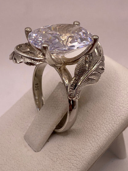 Anillo de Plata Ley 925 con Zirconia Transparente Ovalada y Diseño de Hojas, vista posterior