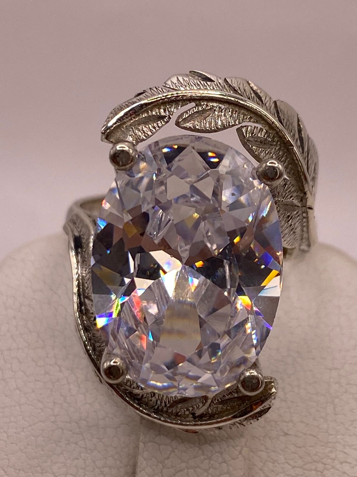 Anillo de Plata Ley 925 con Zirconia Transparente Ovalada y Diseño de Hojas, sello de autenticidad Plata Ley .925