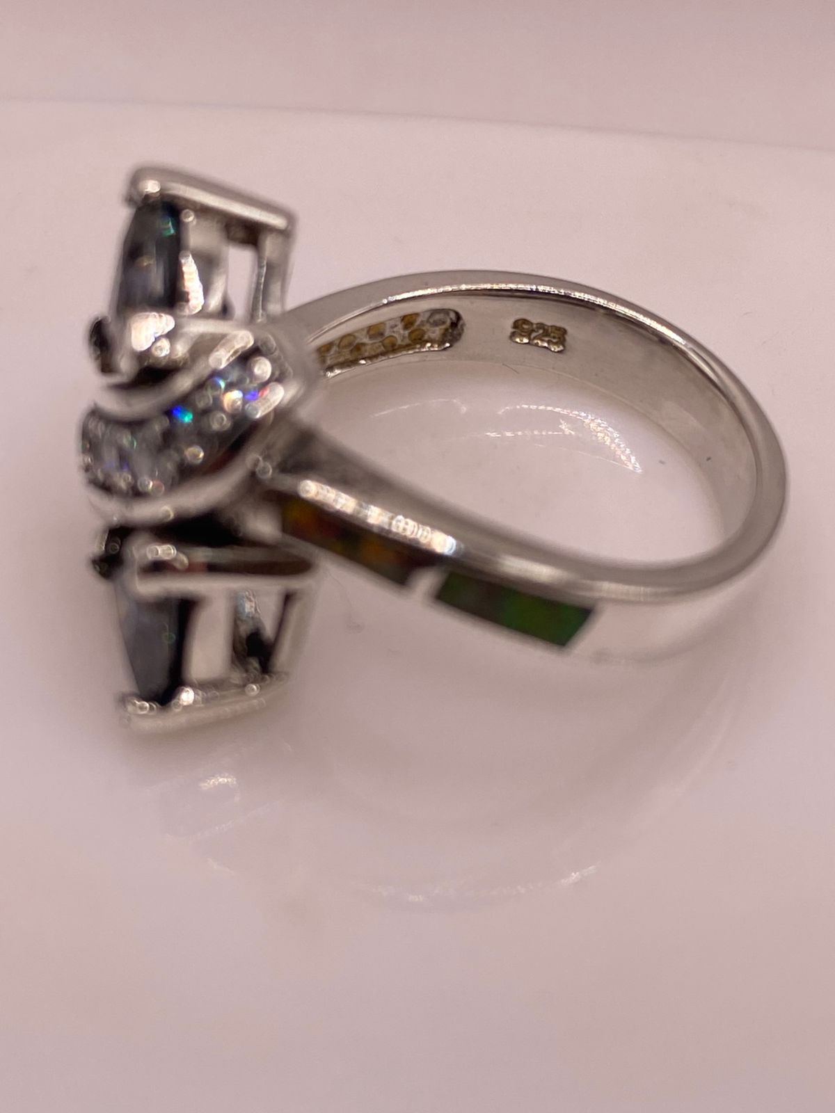 Anillo de Plata Ley 925 con Zirconias Trillon Oscuras, Ópalo de Fuego y Zirconias, sello de autenticidad Plata Ley .925
