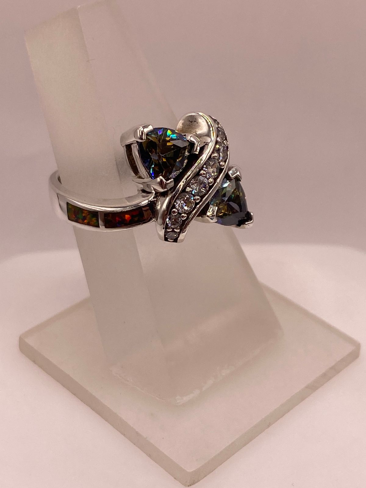 Anillo de Plata Ley 925 con Zirconias Trillon Oscuras, Ópalo de Fuego y Zirconias, vista frontal