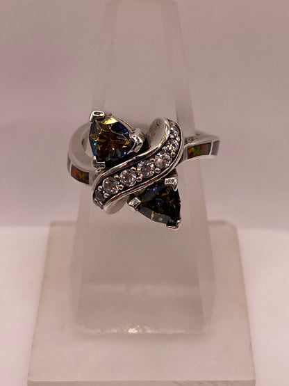 Anillo de Plata Ley 925 con Zirconias Trillon Oscuras, Ópalo de Fuego y Zirconias, vista lateral
