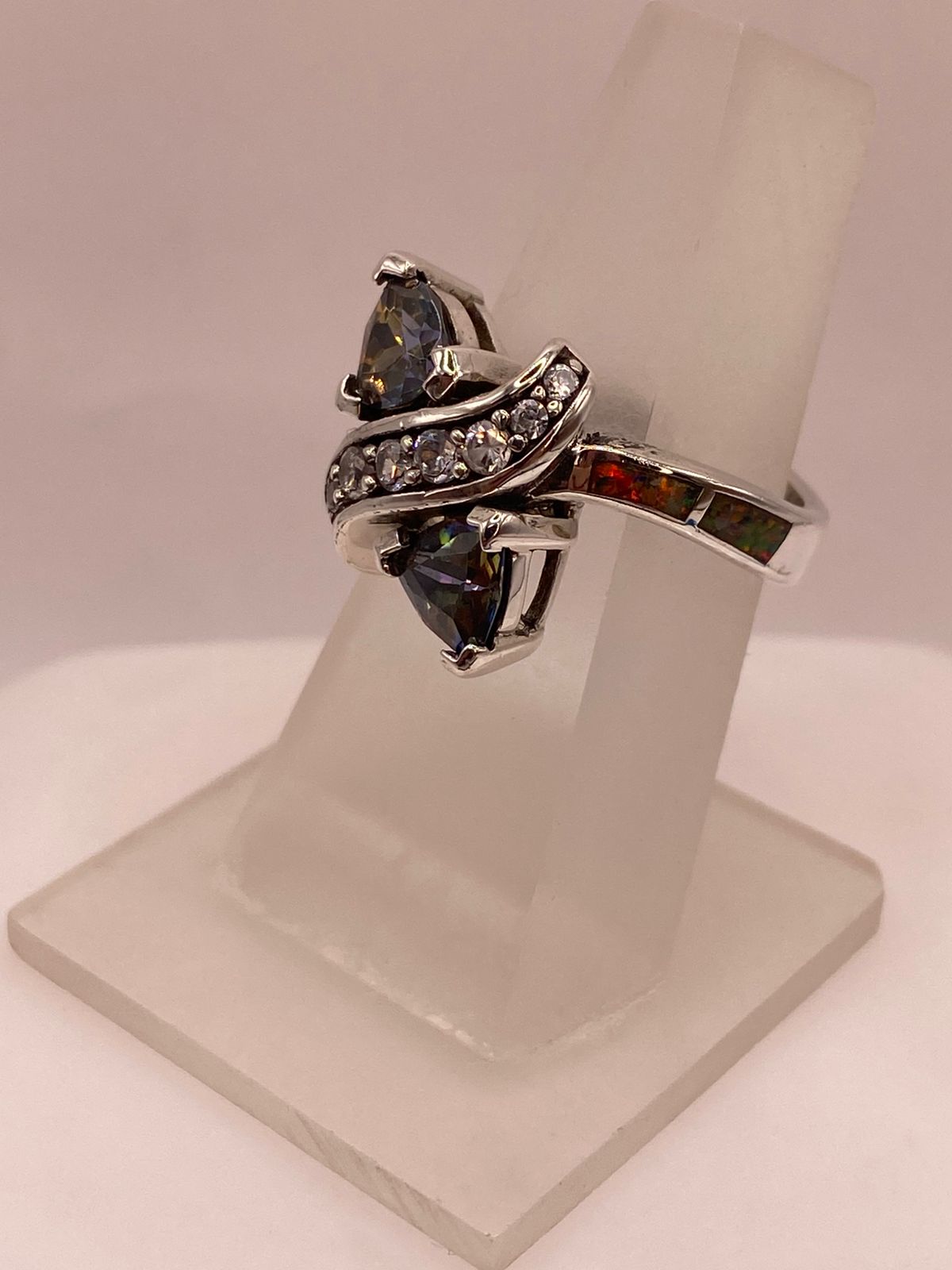 Anillo de Plata Ley 925 con Zirconias Trillon Oscuras, Ópalo de Fuego y Zirconias, vista de detalle