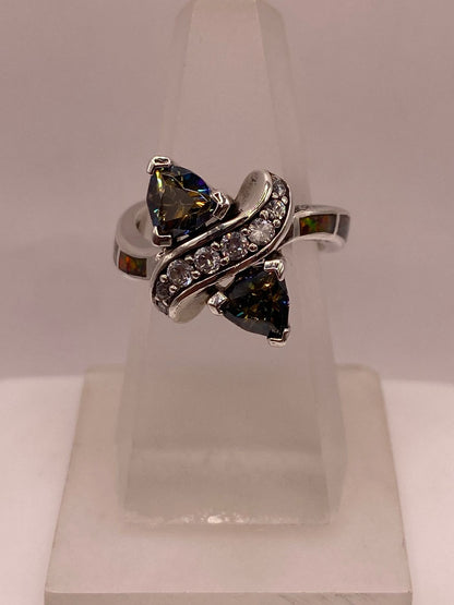 Anillo de Plata Ley 925 con Zirconias Trillon Oscuras, Ópalo de Fuego y Zirconias — ángulo diagonal