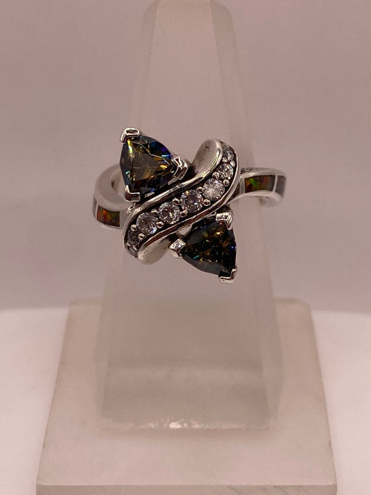 Anillo de Plata Ley 925 con Zirconias Trillon Oscuras, Ópalo de Fuego y Zirconias — ángulo diagonal