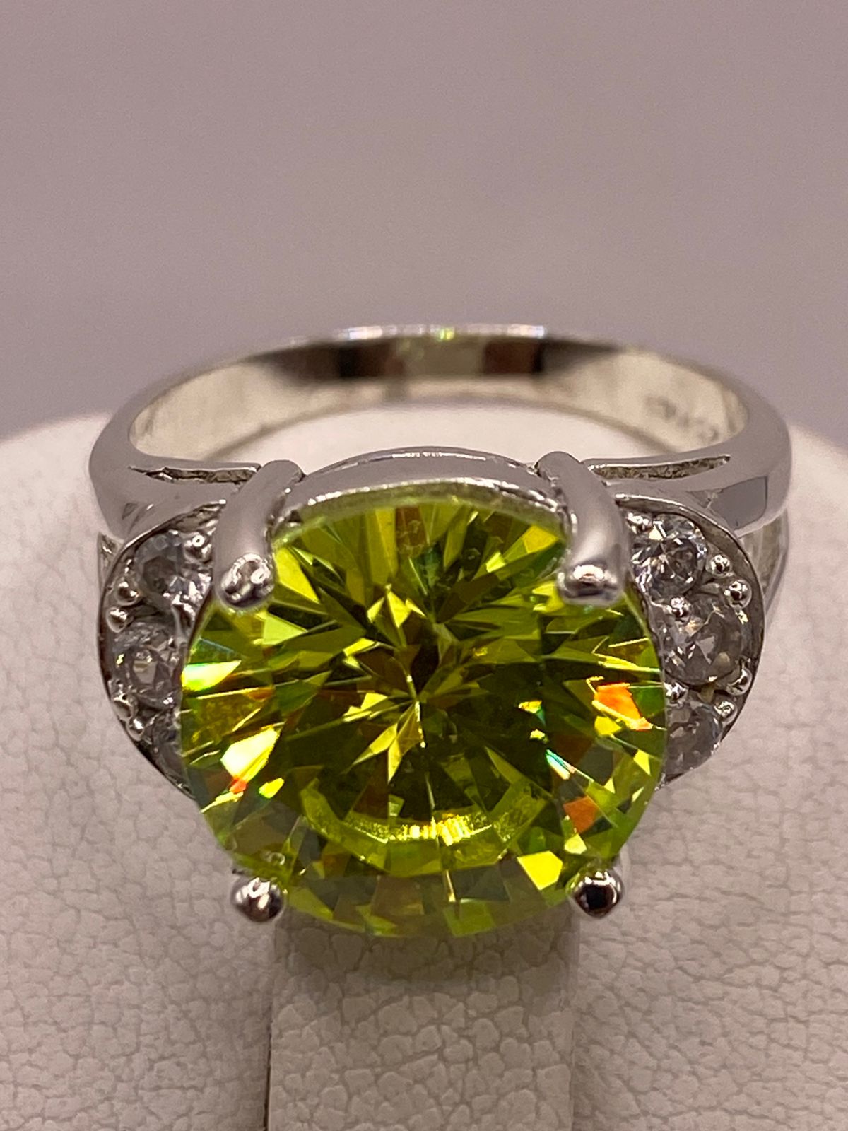 Anillo de Plata Ley 925 con Zirconia Verde Corte Redondo Diseño Elegante, sello de autenticidad Plata Ley .925
