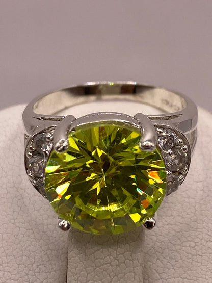 Anillo de Plata Ley 925 con Zirconia Verde Corte Redondo Diseño Elegante, sello de autenticidad Plata Ley .925