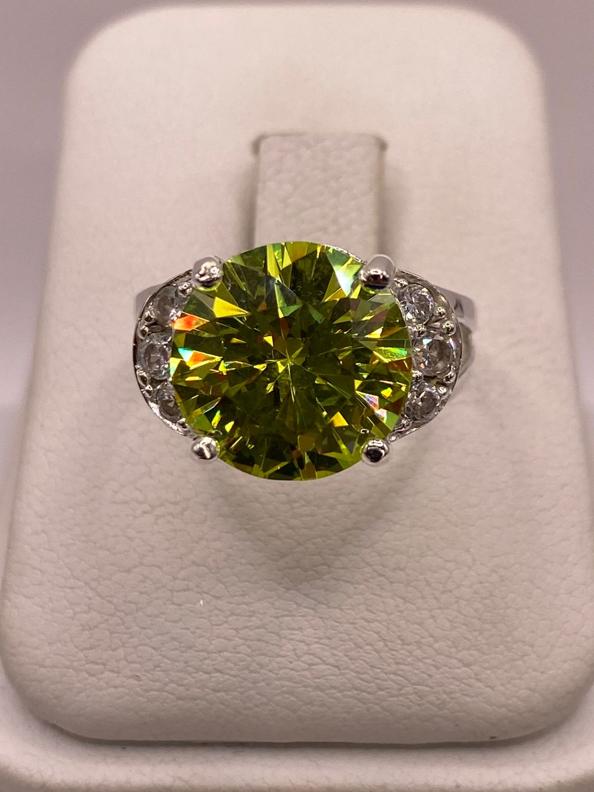 Anillo de Plata Ley 925 con Zirconia Verde Corte Redondo Diseño Elegante en báscula mostrando peso