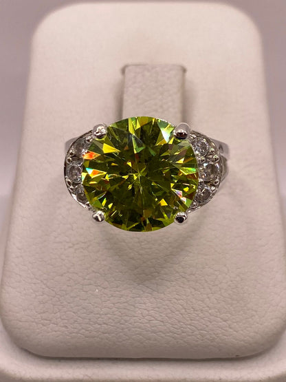 Anillo de Plata Ley 925 con Zirconia Verde Corte Redondo Diseño Elegante en báscula mostrando peso
