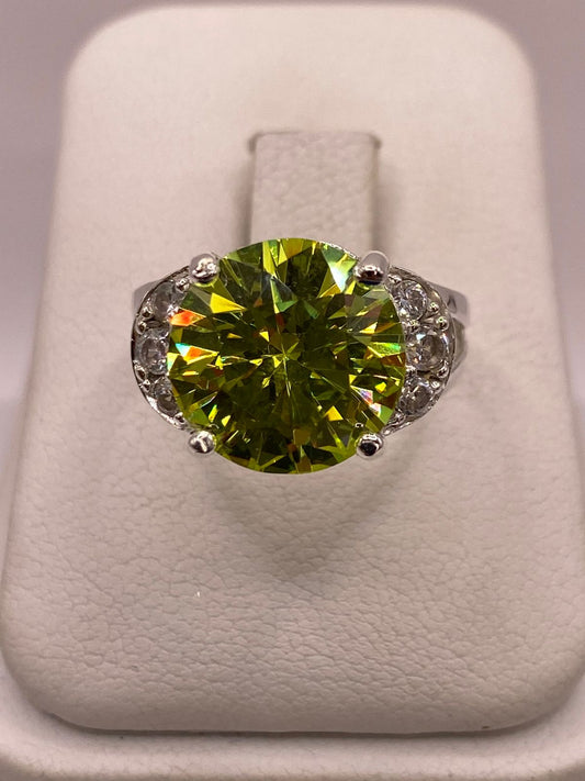 Anillo de Plata Ley 925 con Zirconia Verde Corte Redondo Diseño Elegante en báscula mostrando peso