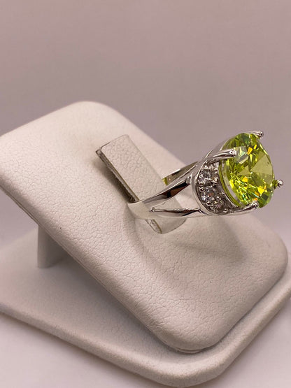 Anillo de Plata Ley 925 con Zirconia Verde Corte Redondo Diseño Elegante, vista lateral