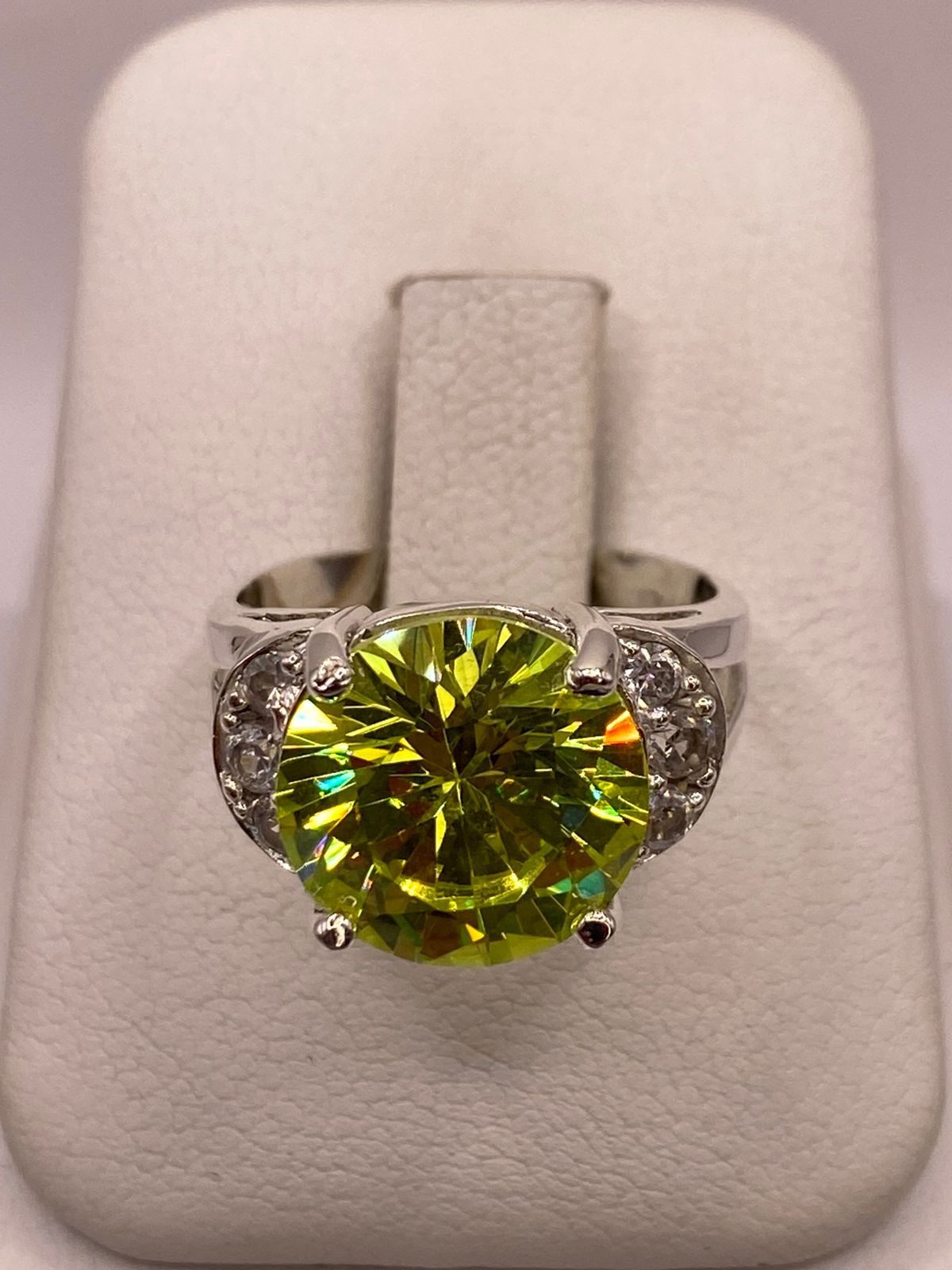 Anillo de Plata Ley 925 con Zirconia Verde Corte Redondo Diseño Elegante, vista de detalle