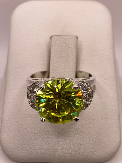 Anillo de Plata Ley 925 con Zirconia Verde Corte Redondo Diseño Elegante, vista de detalle