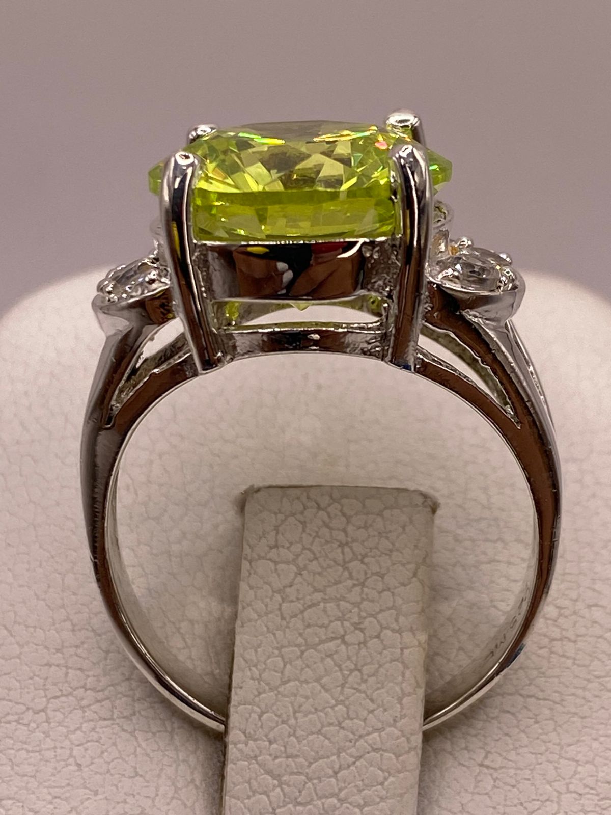 Anillo de Plata Ley 925 con Zirconia Verde Corte Redondo Diseño Elegante, vista superior