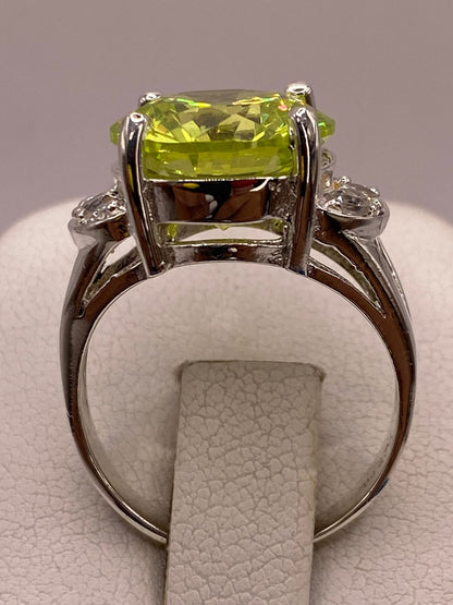 Anillo de Plata Ley 925 con Zirconia Verde Corte Redondo Diseño Elegante, vista superior